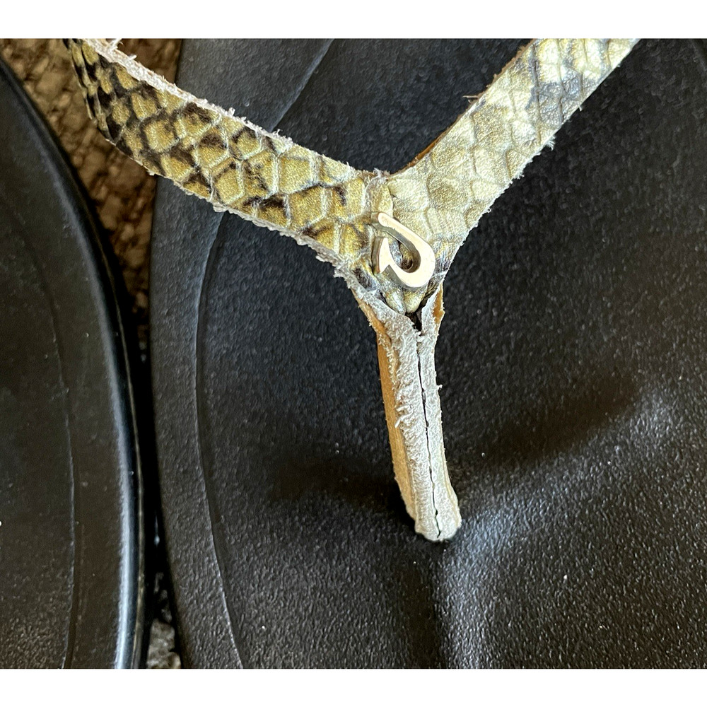 OLUKAI Ho'Opio Women's Size 8/38 Snake Print Leather Thong Flip Flop Sandals - Picture 6 of 7
